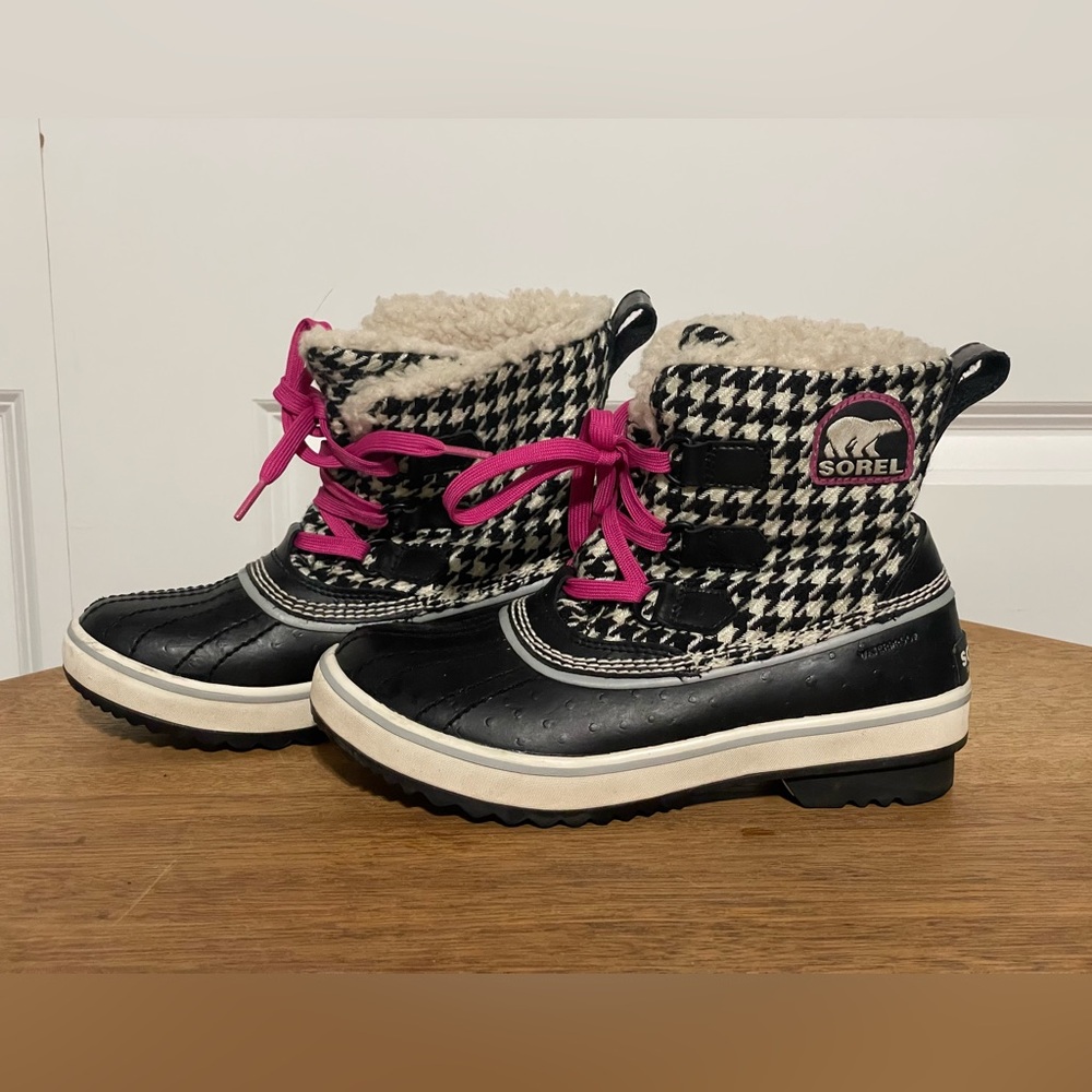 Sorel Black and White Houndstooth Boots with Pink Accents Woman’s Size 6 - Picture 2 of 10